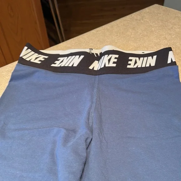 Nike women’s leggings - Picture 2 of 4